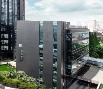 2024年商业空间装饰工程趋势：坤泽晟幕墙施工与室内装修技术解析